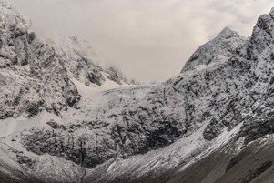 Glacier over Lake Blåvatnet