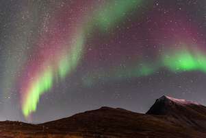 Aurora Borealis with visible colors from O<sub>2</sub> and N<sub>2</sub>